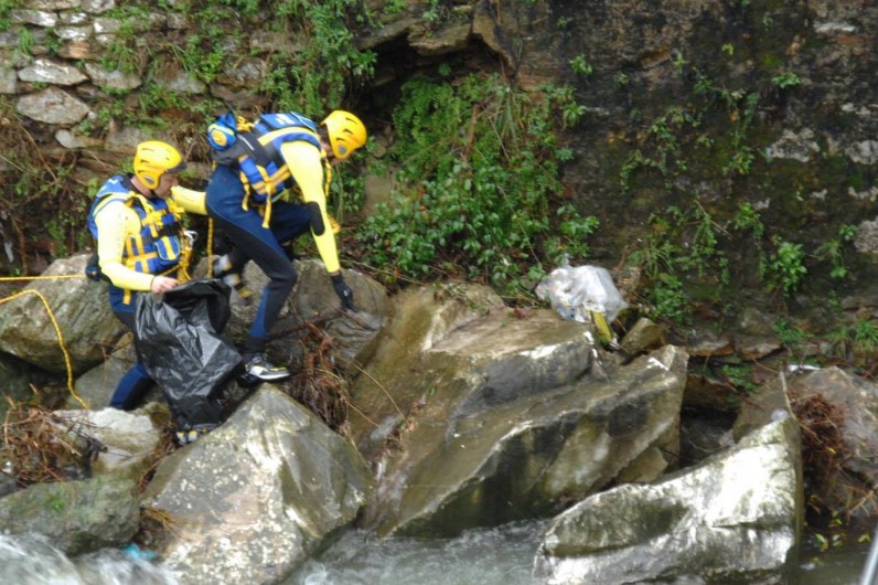 Rescue Italia_volontari-pulizia-fiume-Versilia